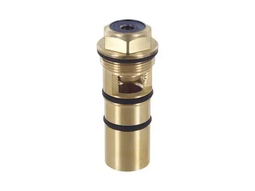 Edelstahl-RV-Stop-Einheit von Ideal Standard mit mehreren Ringen und einer Gewindeverbindung. Das Bauteil hat eine zentrale Öffnung zur Durchflussregulierung.